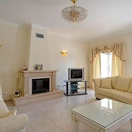 Sleeps 8 Pool Wifi Villa
