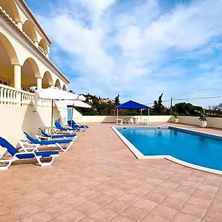 Villa Sleeps 8 Pool Wifi Lagos