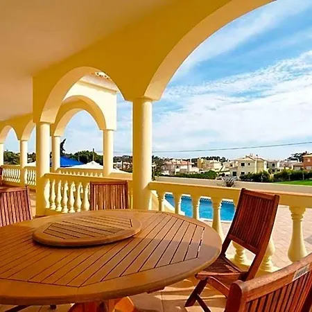Villa Sleeps 8 Pool Wifi