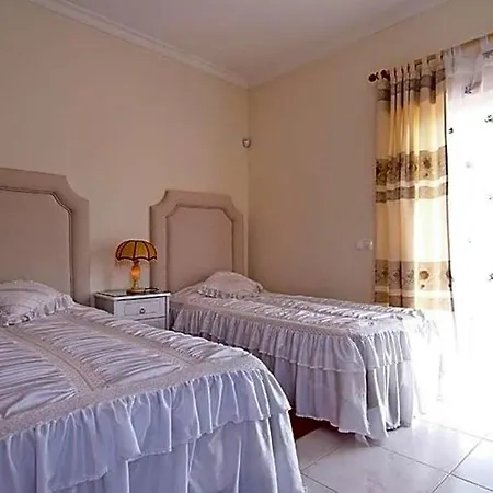 Villa Sleeps 8 Pool Wifi Lagos